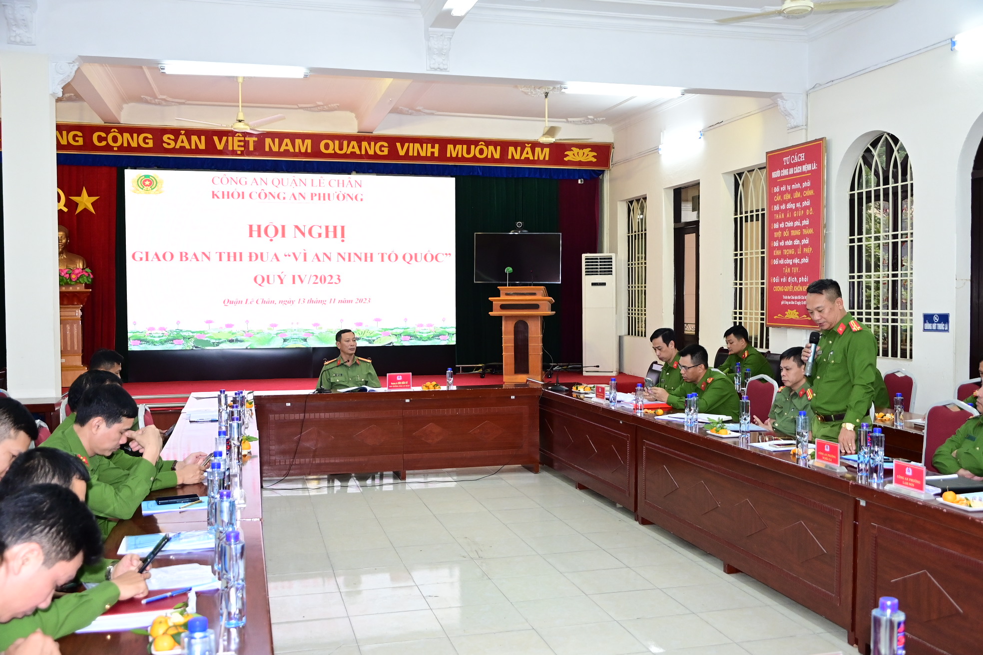 Khối Công an phường (Công an quận Lê Chân) vận động giao nộp và thu hồi 1kg , 45 viên đạn các loại